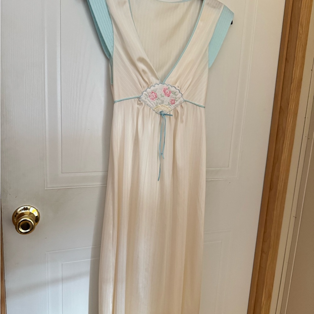 Lorraine Sz S Cream Nightgown with Floral Embroidery VGUC😊😊 - Picture 7 of 8